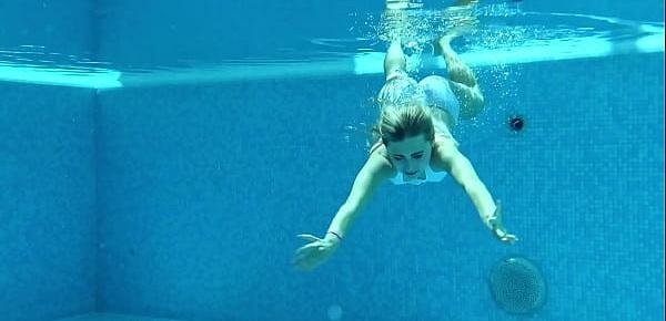 trendsHot US blondie Lindsey Cruz swims naked in the pool